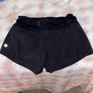 Size 4, 2.5 old lululemon shorts. (I can’t remember the style)